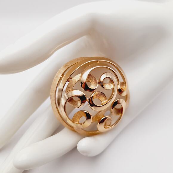 Vintage Crown Trifari Gold Plated Swirl Brooch Pin - Picture 3 of 11